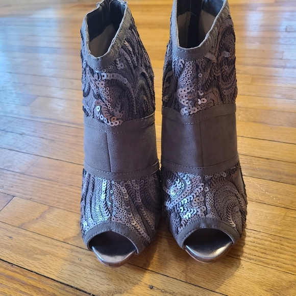 High heeled ankle booties boots misses size 6. LIKE NEW - Picture 1 of 16